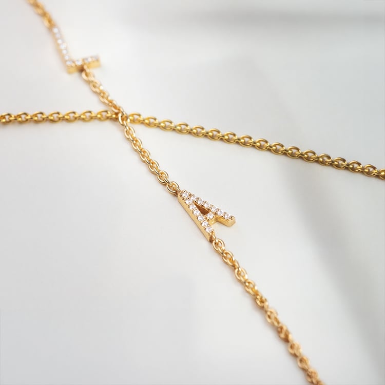 Strieborný náramok s 2 písmenkami a lab-grown diamantmi Ainslee 152279