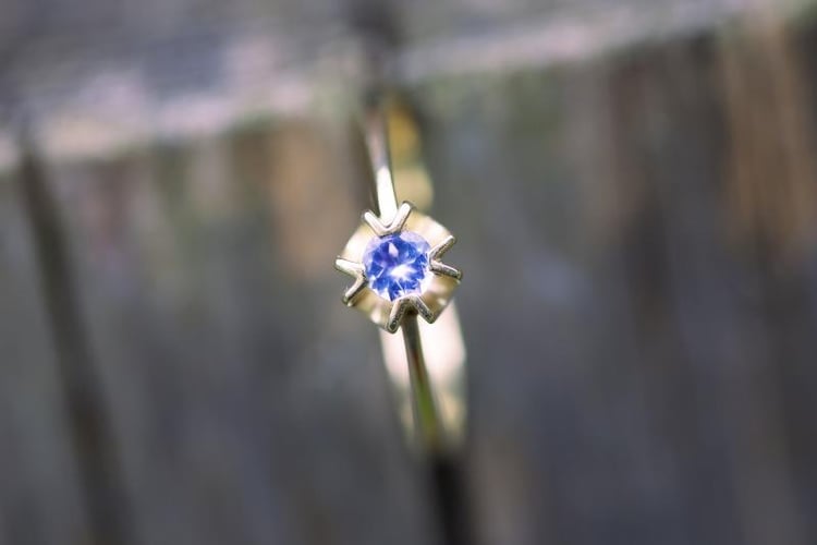 Prsteň zo žltého zlata s tanzanitom 2610