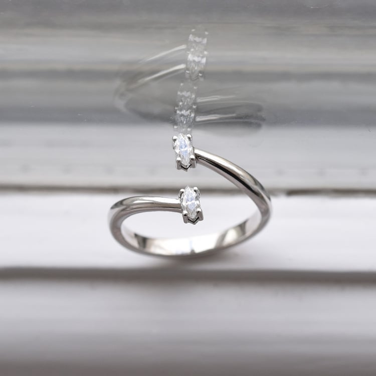 Prsteň s diamantmi z bieleho zlata 84406