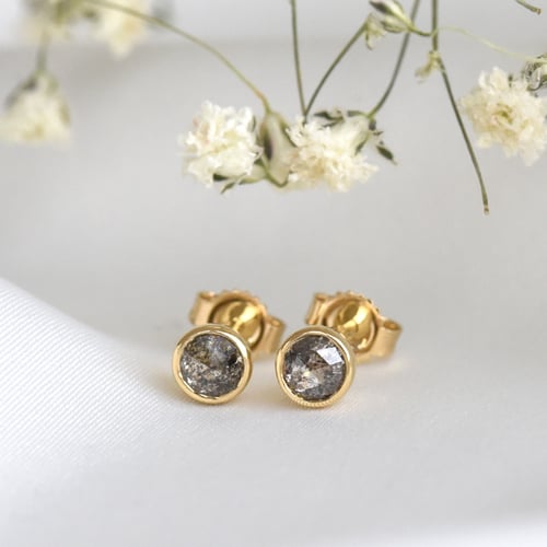 Zlaté bezel náušnice s 0.52ct salt and pepper diamantmi Aiman
