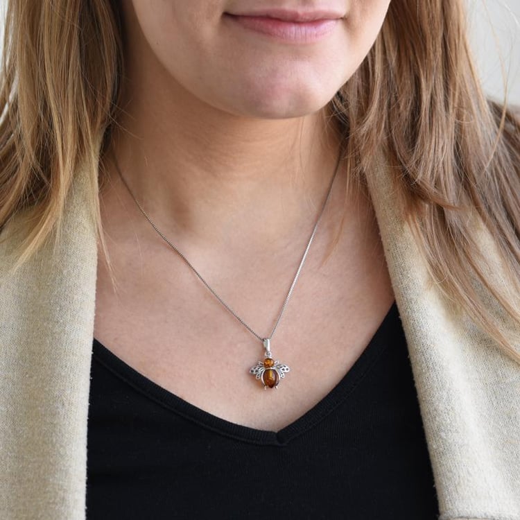 Jantárová včela v striebornom prívesku Joella 52123