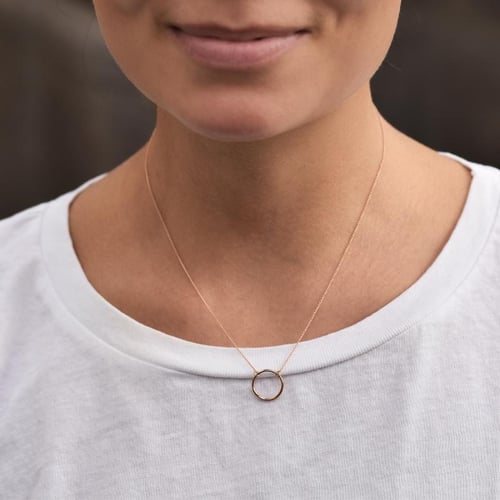 Strieborný náhrdelník minimalistického tvaru Karma
