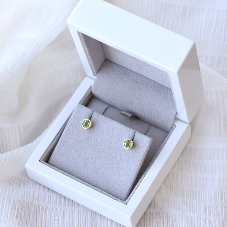 Strieborné bezel náušnice s olivínmi Sontre 102724