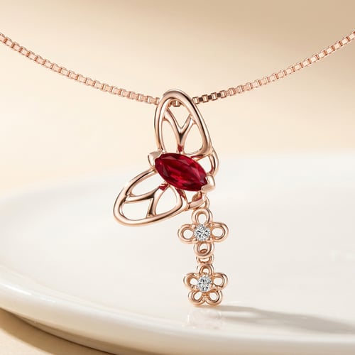 Zlatý prívesok v tvare motýľa s rubínom a diamantmi Mariposa