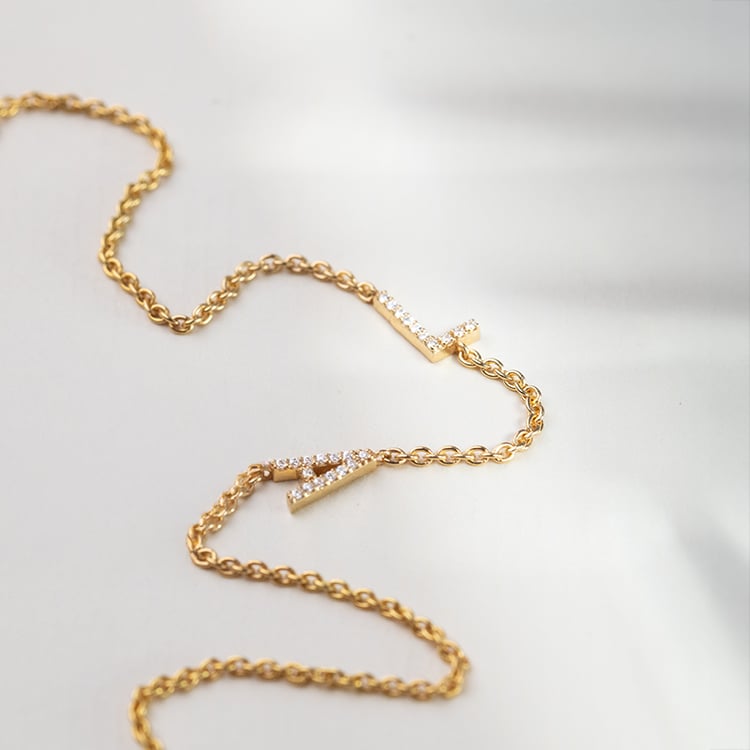 Strieborný náramok s 2 písmenkami a lab-grown diamantmi Ainslee 152278