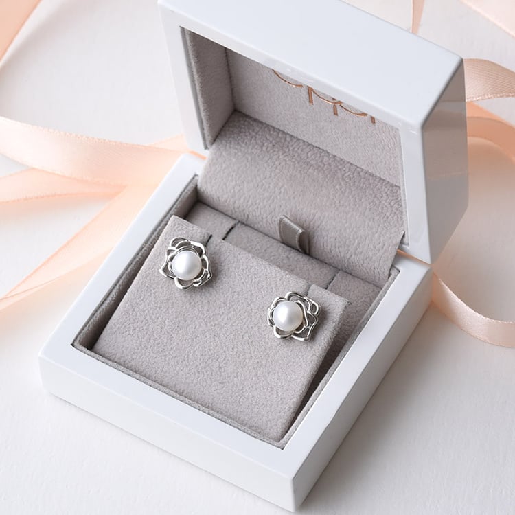 Strieborné náušnice v tvare ruže s bielou perlou 78022