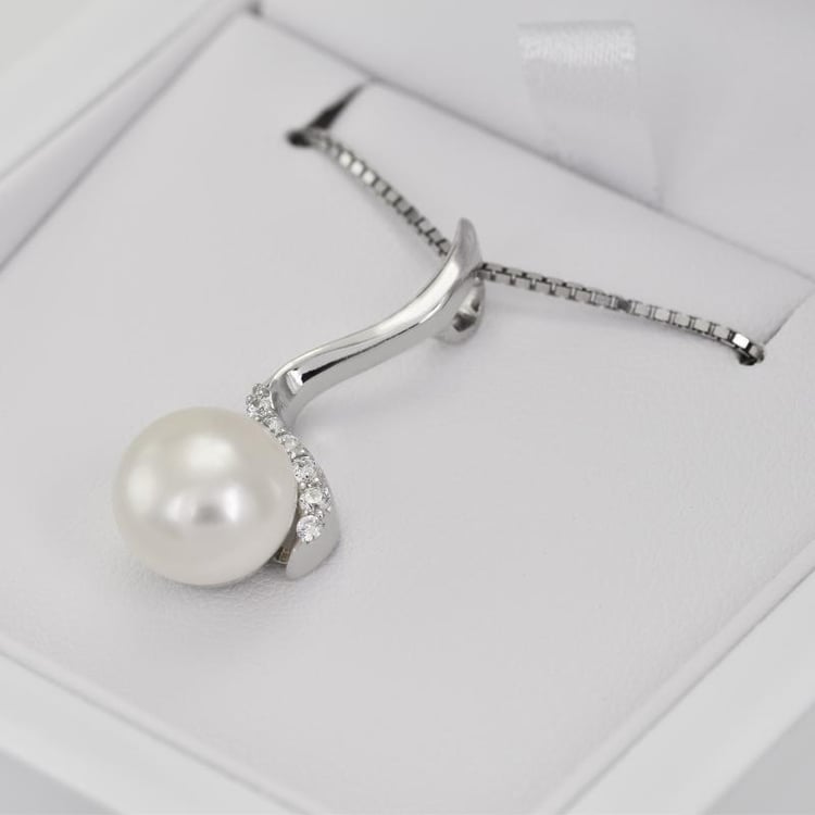 Strieborný prívesok s bielou perlou a zirkónmi 23092