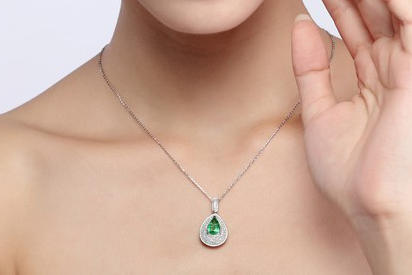Náhrdelník zo zlata so smaragdom 5252