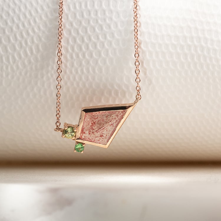 Náhrdelník s jahodovým achátom, olivínom a tsavorit granátom Luca 135319