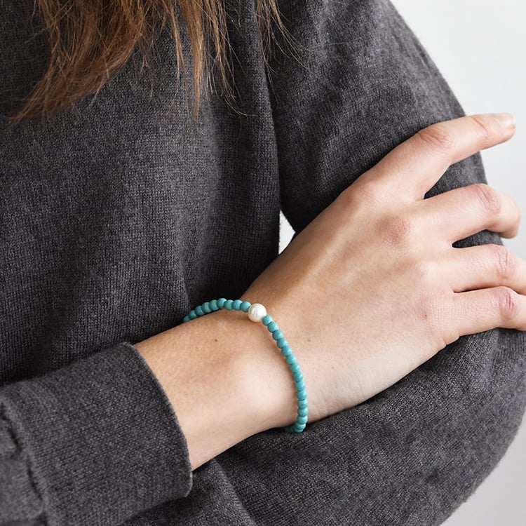 Strieborný náramok s howlitovými korálkami a perlou Nalini 116008