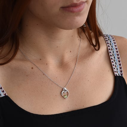 Prívesok matka a dieťa s olivínom a diamantom Heli