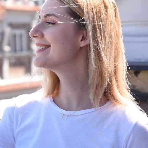 Zlatý náhrdelník minimalistického tvaru Karma