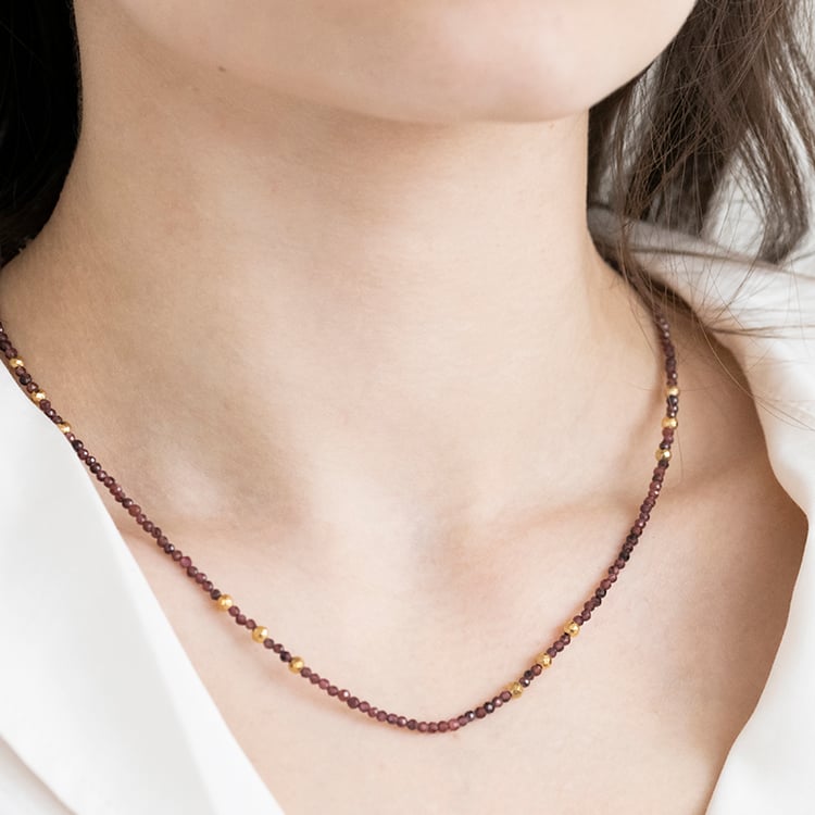 Strieborný pozlátený náhrdelník s granátovými korálkami Marilla 115667