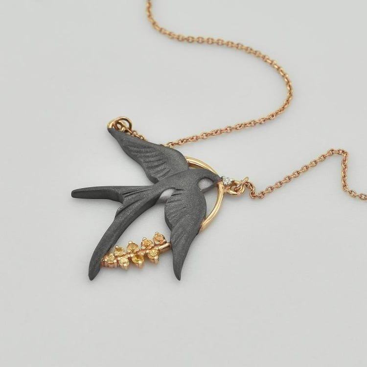 Lastovička v zlatom náhrdelníku 43387