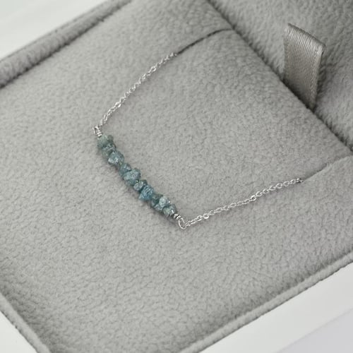 Zlatý choker s modrými nebrúsenými diamantmi Samante