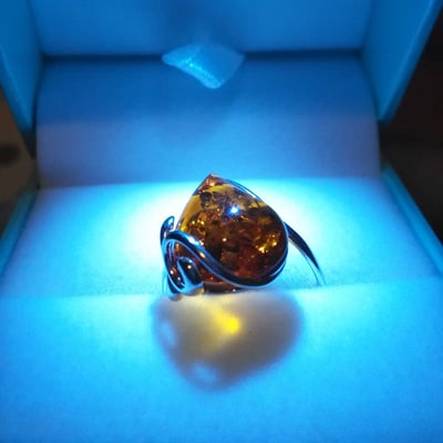 Jantár v striebornom prsteni