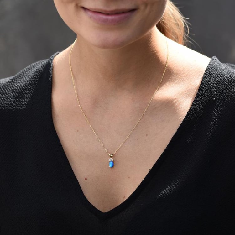 Zlatý prívesok s oválnym opálom a diamantmi 47788