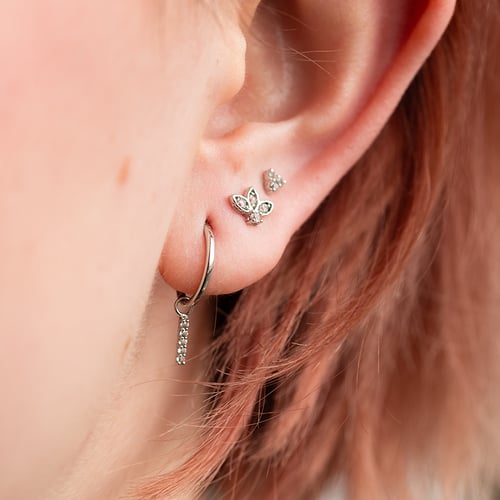 Zlatá piercing náušnica s bielymi topásmi Rossi