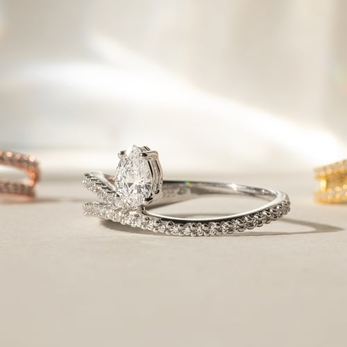 Atypický zásnubný prsteň s diamantmi Finie