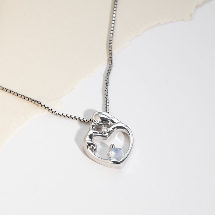 Strieborný prívesok matka a dieťa s mesačným kameňom a diamantom Heli 123810