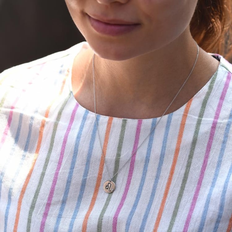 Strieborný prívesok so znamením a diamantom Lev 103416