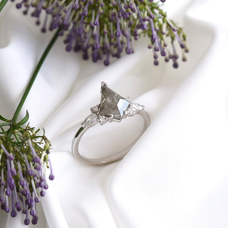 Prsteň so salt and pepper diamantom 116623