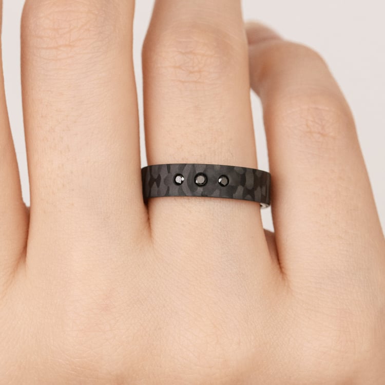 Plochý prsten z karbónu a zlata s čiernymi diamantmi Conner 164607