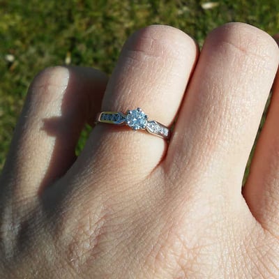 Zásnubný prsteň s diamantmi 