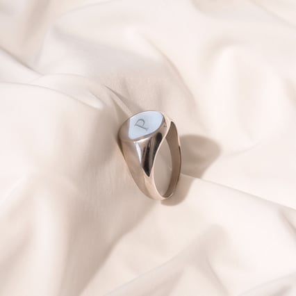 Prsteň s gravírom písmena Kacy