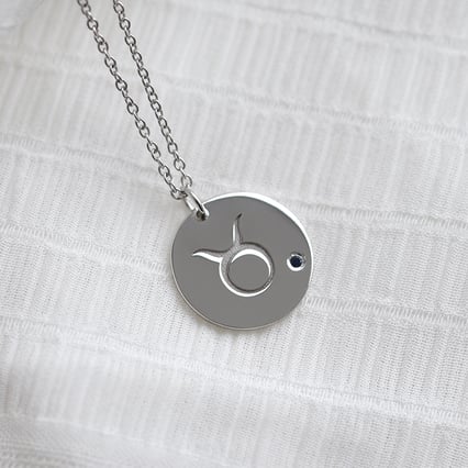 Strieborný prívesok so znamením a zafírom Býk