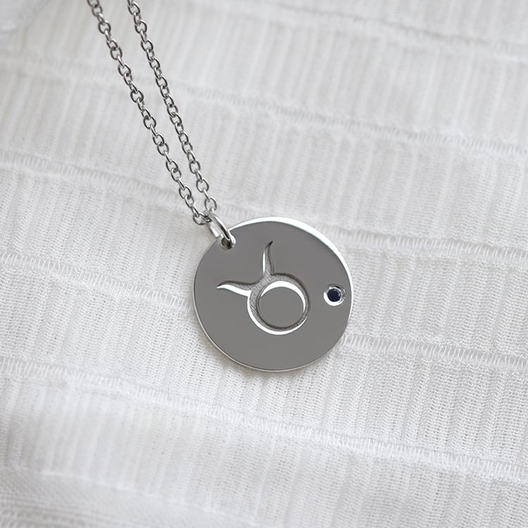 Strieborný prívesok so znamením a zafírom Býk 103436