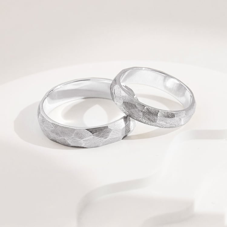 Matné tepané svadobné obrúčky zo zlata Zura 156812