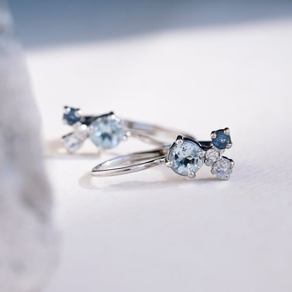 Visiace cluster náušnice s akvamarínom, zafírom, mesačným kameňom a diamantom Kerrie