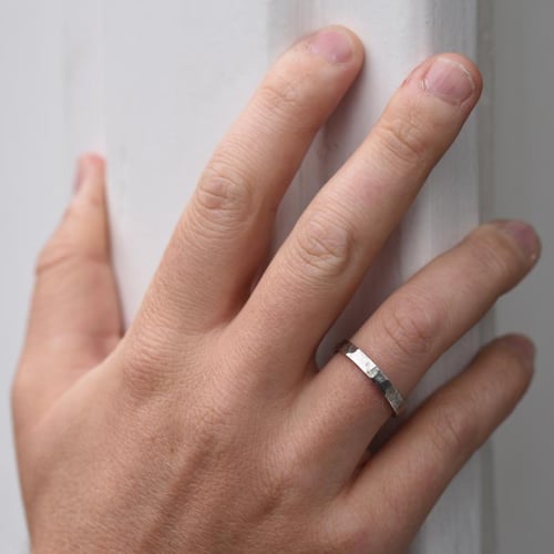 Zlaté tepané svadobné obrúčky so škrabaným povrchom s enamelovým srdcom a diamantom Flopa
