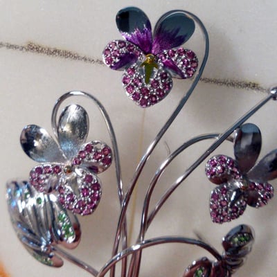 Fialky z bieleho zlata