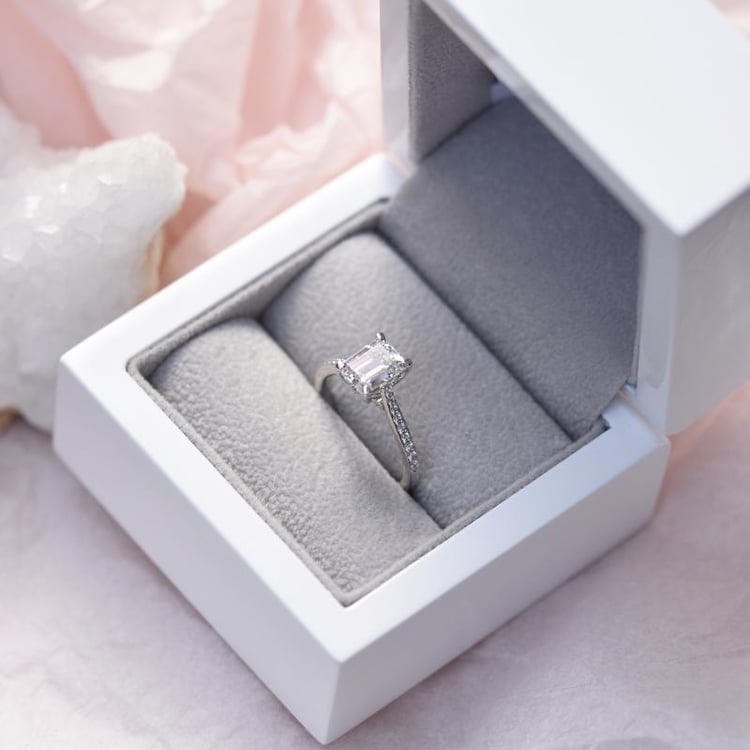 Zlatý zásnubný prsteň s diamantom 49497