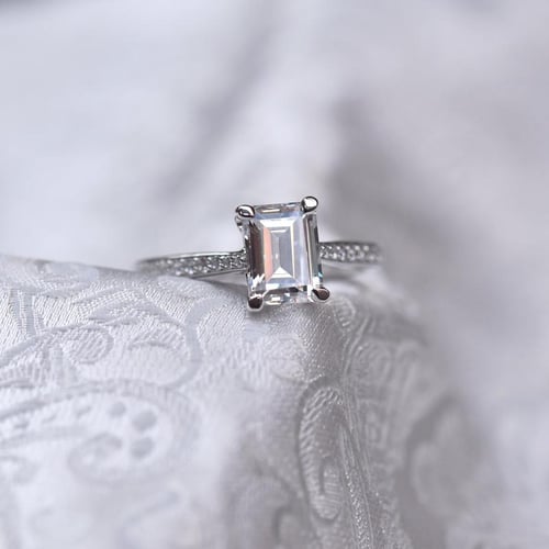 Zlatý zásnubný prsteň s emerald moissanitom Tebeth