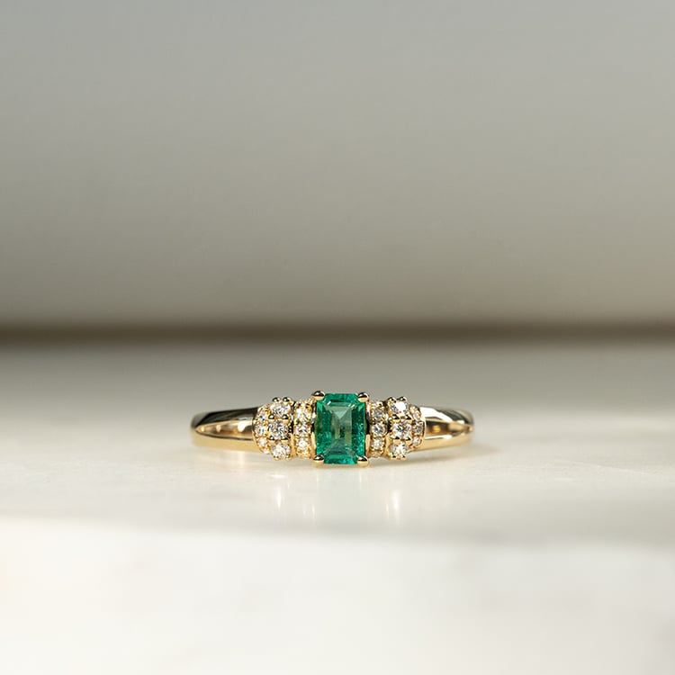 Zlatý prsteň s emerald smaragdom a diamantmi Lucan 134057