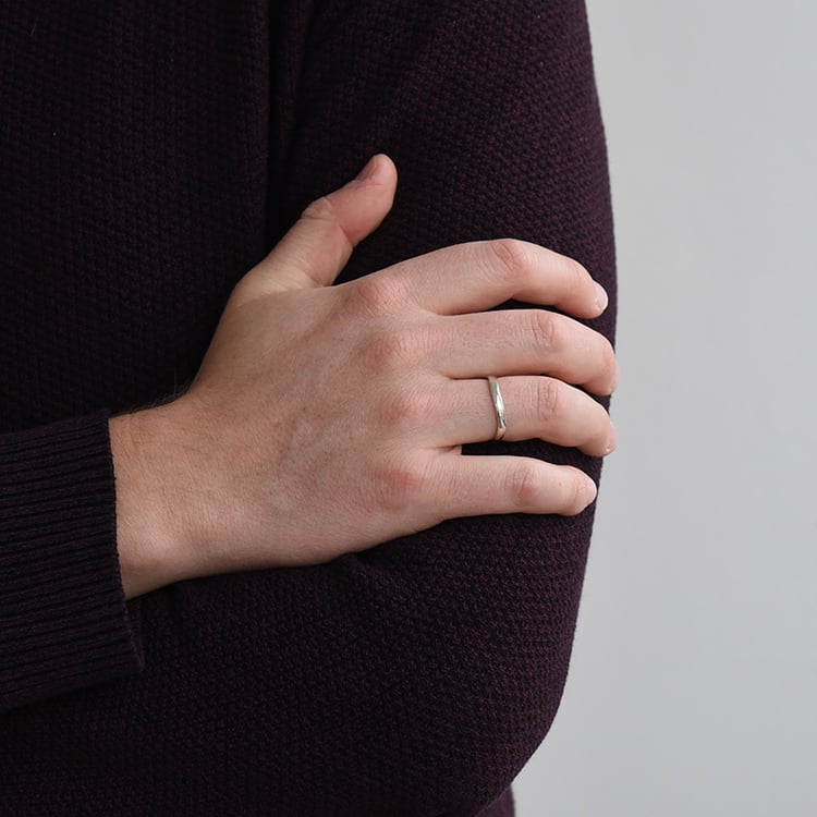 Nepravidelný snubní prsteň 72711