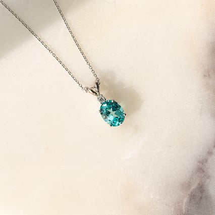 Zlatý prívesok s oválnym lab-grown paraiba turmalínom a diamantom Cipri