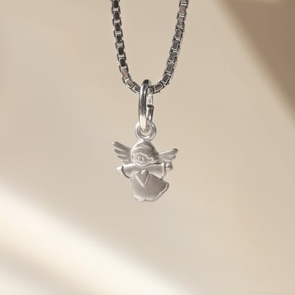 Strieborný prívesok s anjelom Castiel