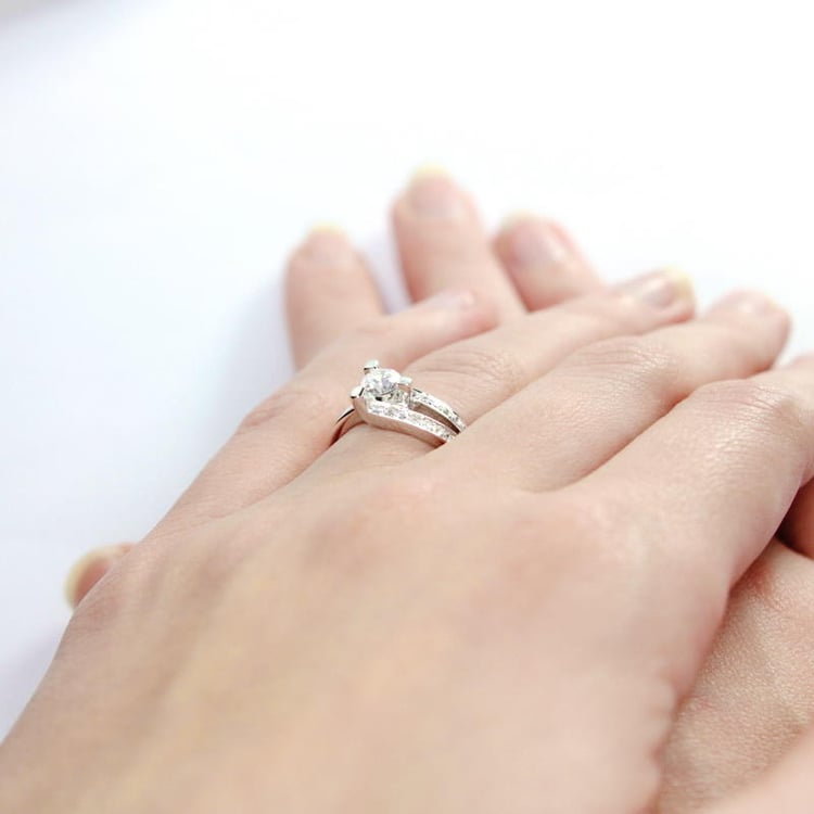 Zlatý diamantový prsteň na ruke Amaris 4989