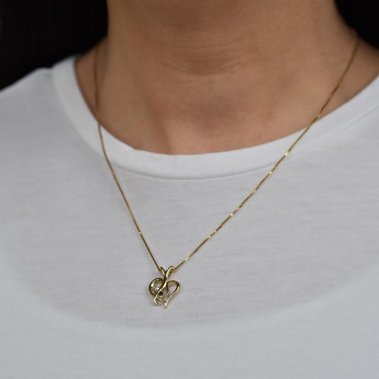 Strieborný prívesok v tvare srdca so zafírom a diamantom Elyzza 103297