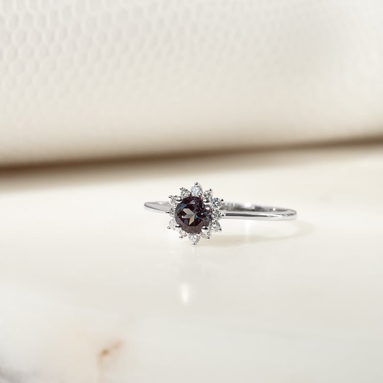 Zásnubný halo prsteň s alexandritom a diamantmi Halima 134053