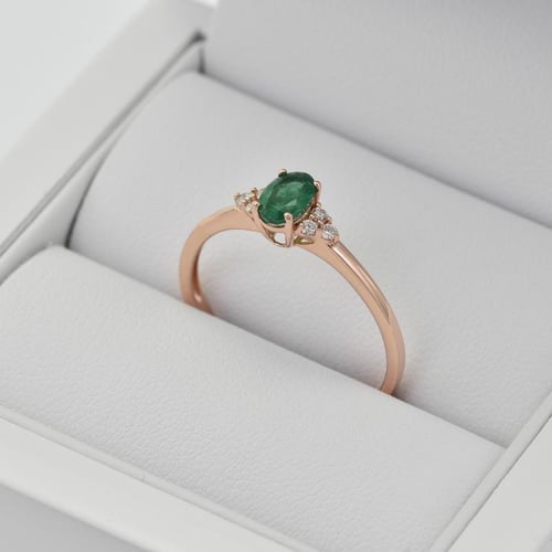Zásnubný prsteň so smaragdom a diamantmi Kylie