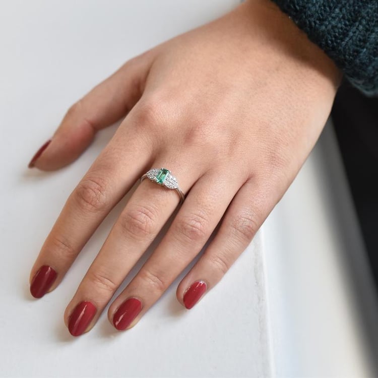 Zásnubný platinový prsteň so smaragdom a diamantmi 40286