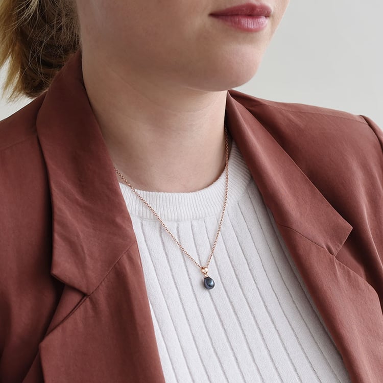 Pozlátený prívesok s čiernou perlou 87957