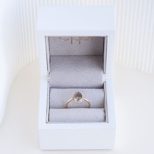 Prsteň s pear salt and pepper diamantom a diamantmi Clemency