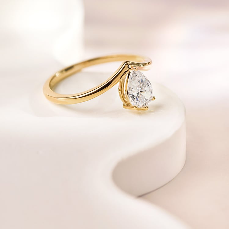 Zásnubný prsteň s pear lab-grown diamantom 155444