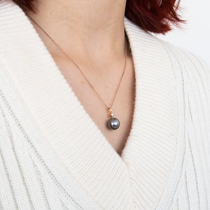 Prívesok so sivou perlou a diamantom Mia